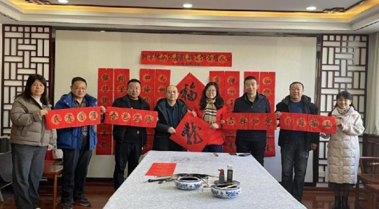 拥军优属写春联  翰墨飘香暖人心——太原万柏林区教育局开展“你为祖国守岁  我陪