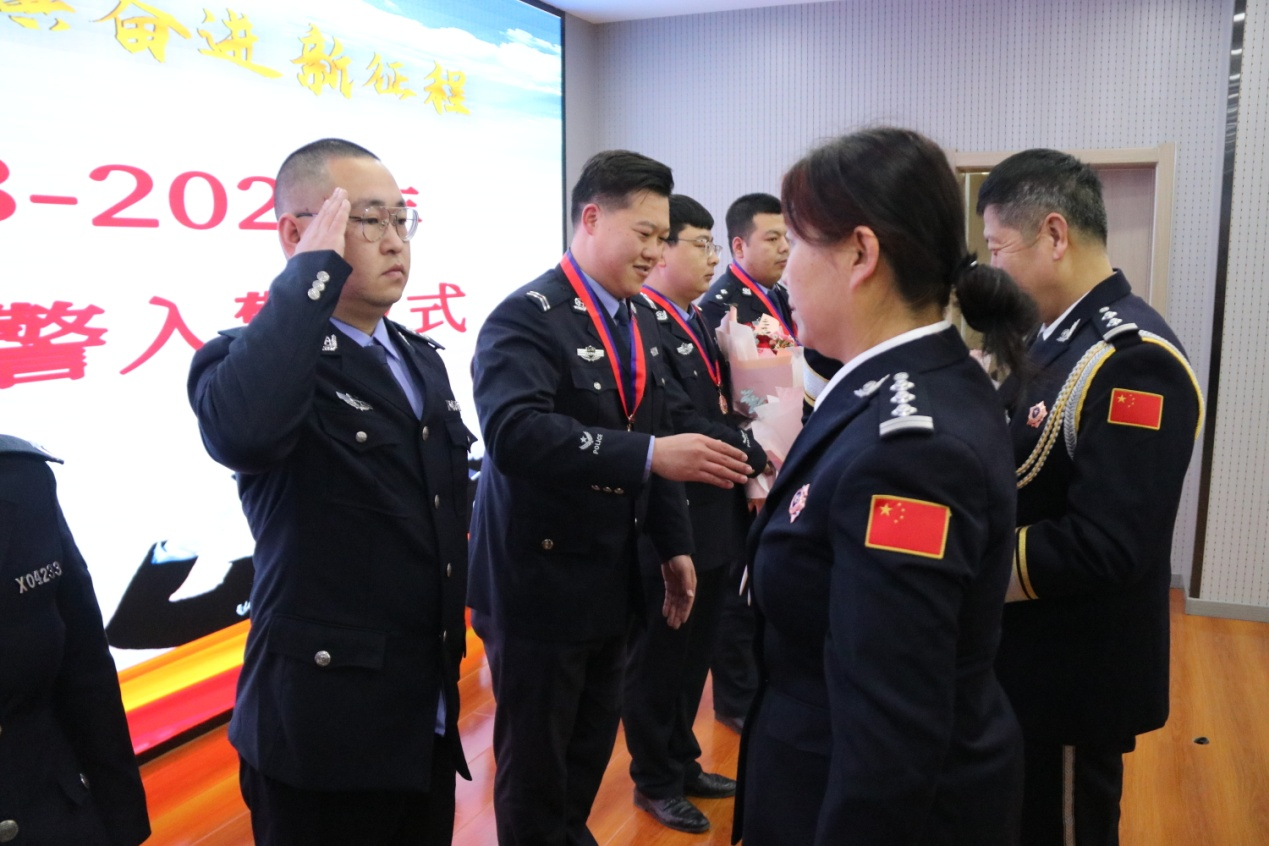 【致敬警察节】无悔藏蓝一生荣耀——这场荣誉退休暨新警入警仪式很暖心