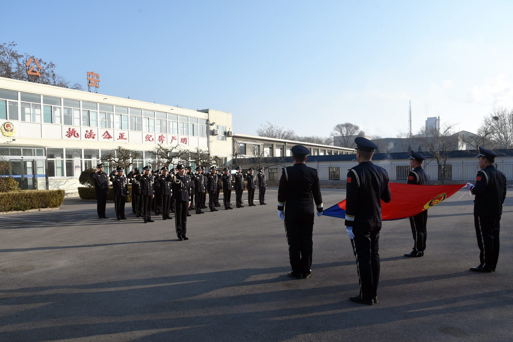警旗迎风飘扬，誓言守护安宁——长治潞东公安开展第四个“中国人民警察节”庆祝活动