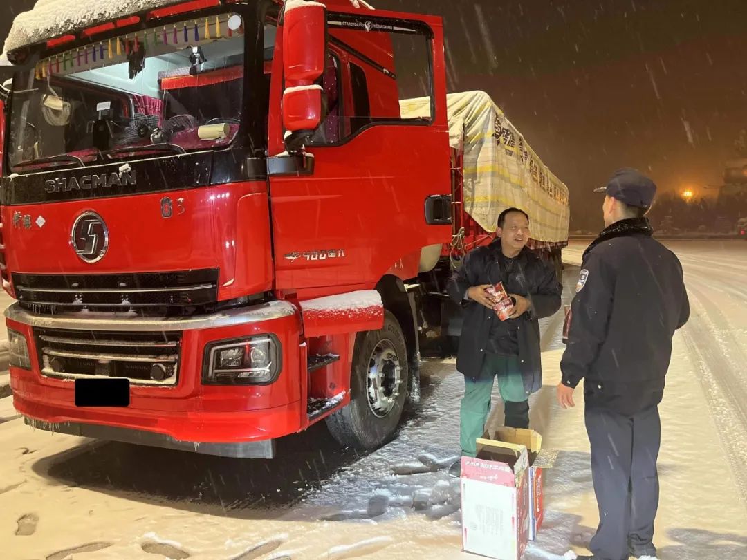 风雪中的“最美身影”，长治屯留公安温情守护