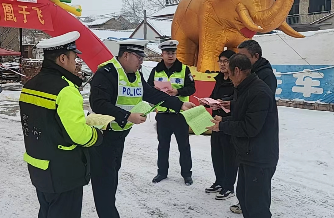 长治沁县交警：雪天婚礼浪漫又美好  别样祝福温暖又贴心