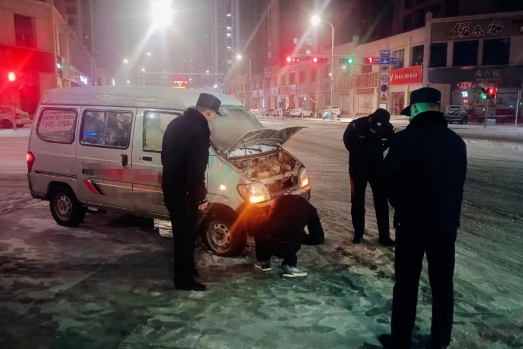 长治壶关：车辆被困雪地  民警暖心救援