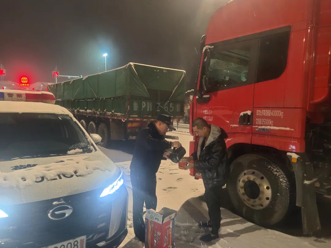 长治：雪“警”如画  勾勒长治“藏蓝路标”