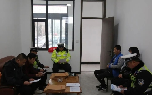 临汾公安交警走进辖区公交公司开展交通安全警示教育活动