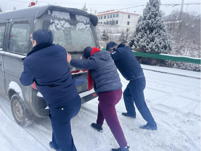 长治壶关：雪天车辆陷窘境   民警秒变“推车侠”