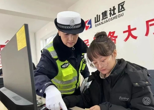 临汾公安交警走进辖区社区开展交通安全宣讲活动 共“话”安全零距离