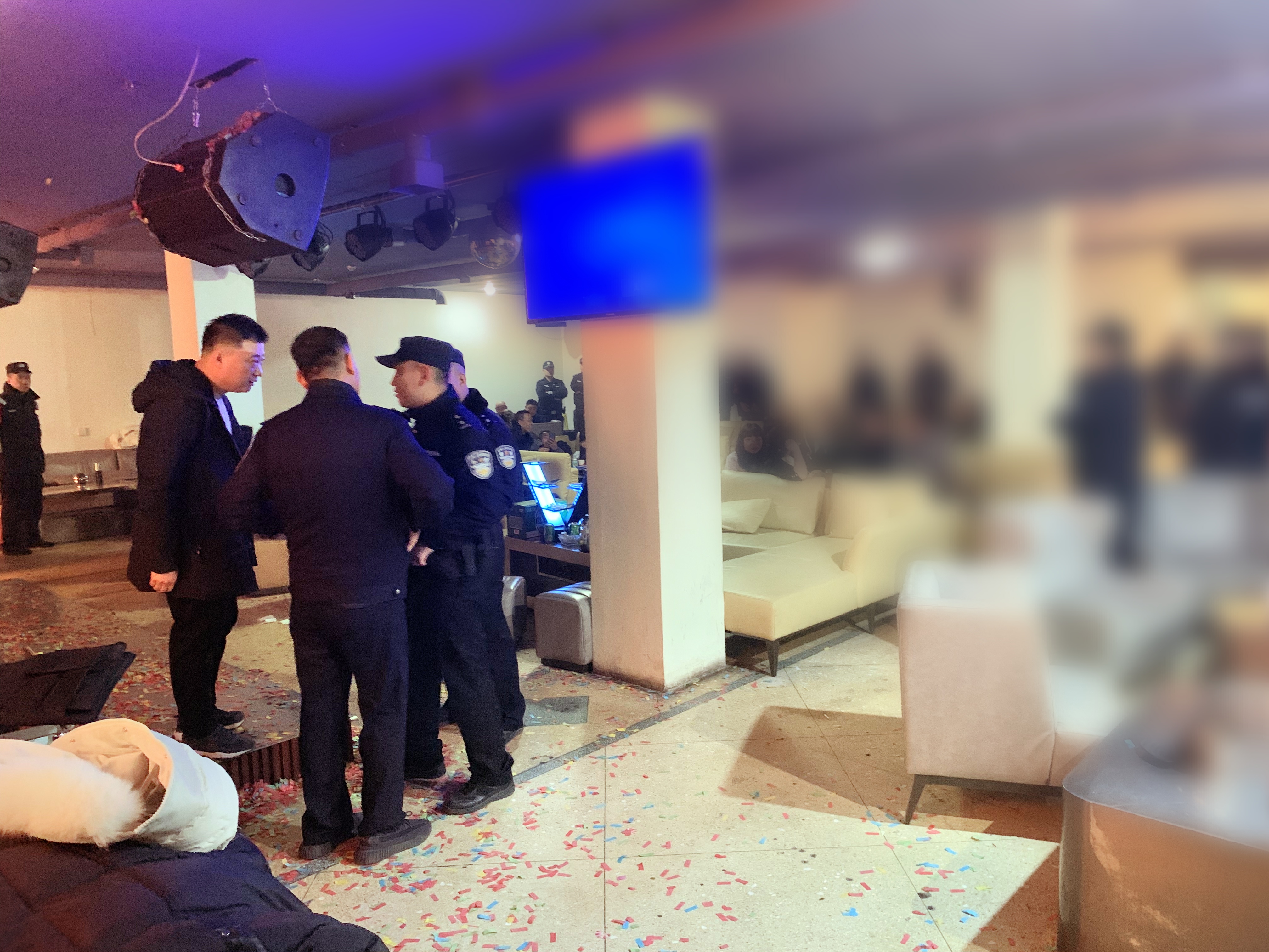 山西晋中城区公安分局开展娱乐场所夜间禁毒突击检查行动暨毒品安全教育宣传活动