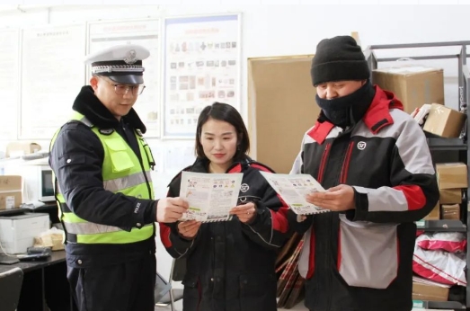 临汾公安交警走进辖区快递站点开展春运期间交通安全宣传教育活动