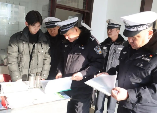 忻州市公安局交警支队党委委员、副支队长李俊伟深入保德交警大队督导检查春运道路交通
