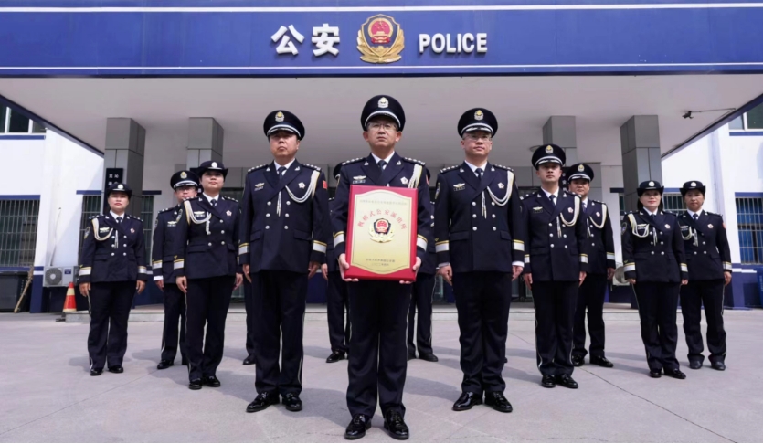 晋城沁水县：龙港“枫”景   警民联绘