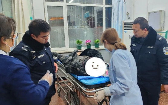 长治平顺：男子醉酒摔破头，民警暖心救助......