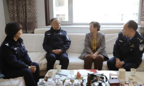 长治市公安局党委委员、副局长王宏斌春节前夕走访慰问平顺县局因公牺牲民警家属