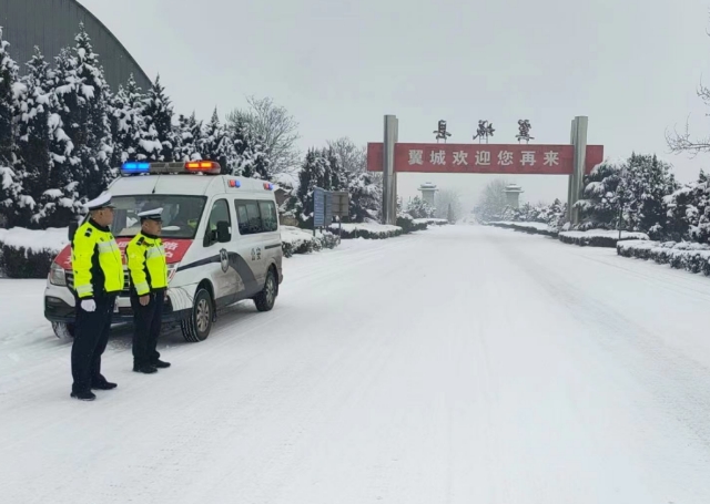 别样雪“警”，临汾公安交警雪中执勤保畅通  守护群众平安路！