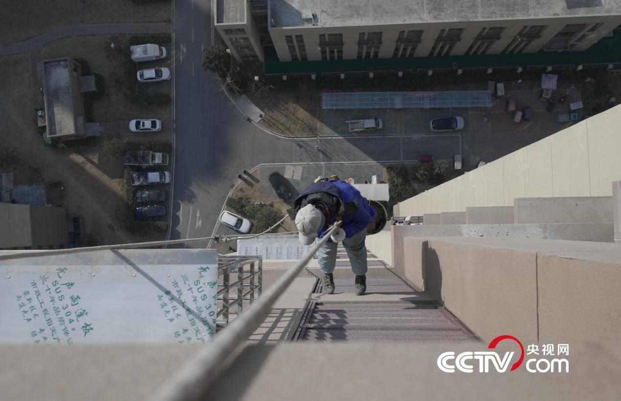 张芳芳在排查外墙空调管道 刘齐宝 摄