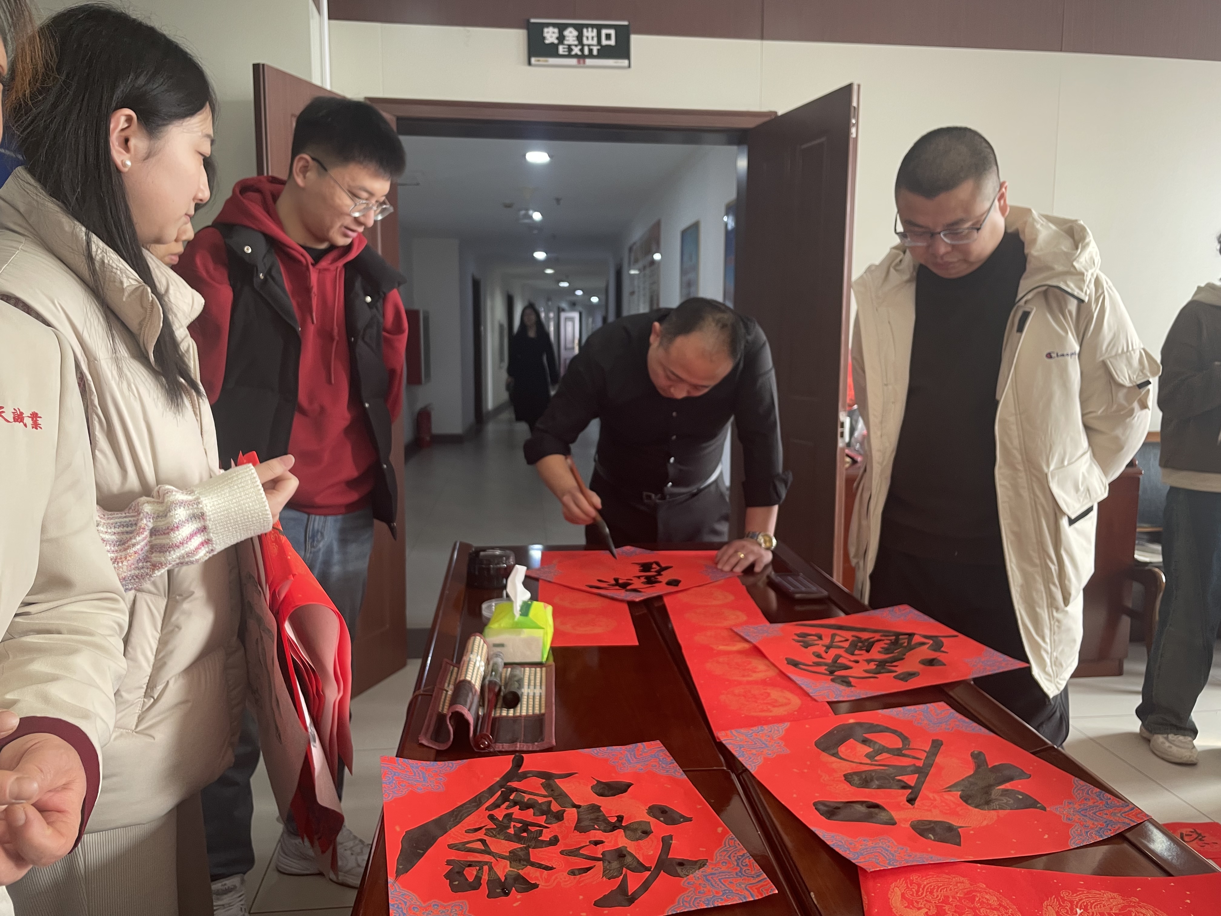 太原杏花岭区：书写春联送祝福  笔墨飘香进机关