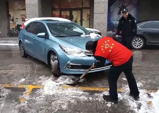临汾洪洞县公安局开展“全民大清雪  方便千万人”志愿服务活动