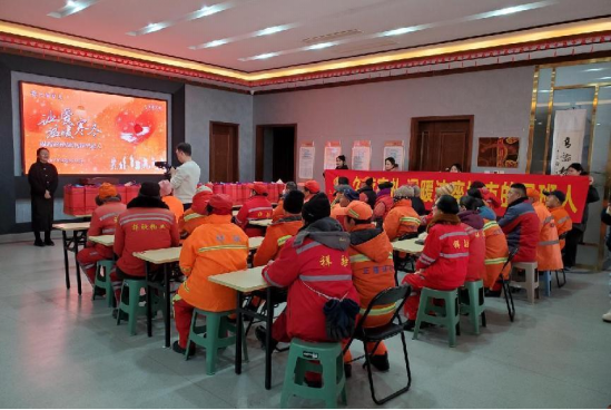 太原万柏林区兴华街道开展“让爱温暖寒冬  致敬城市美容师”新春慰问活动