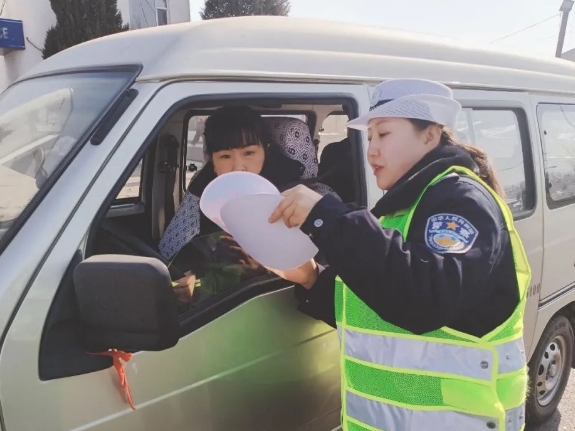 千里归乡路 安全不“卸带”——长治沁县交警开展“全员全程系好安全带”宣传活动