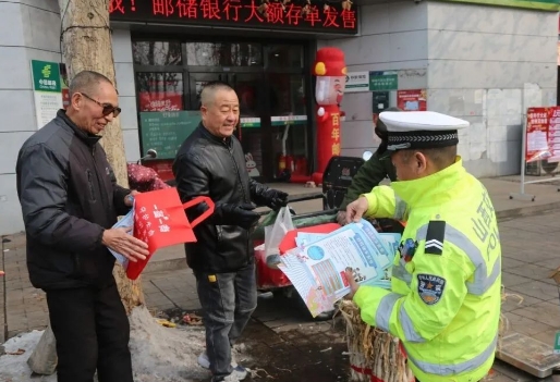 临汾公安交警走进辖区社区开展春运交通安全宣传教育活动，守护群众安全出行