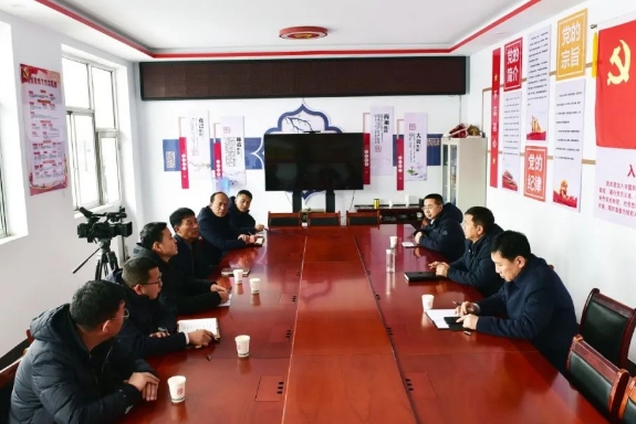 忻州市委常委、县委书记崔峥岭在上馆镇橙草沟村调研