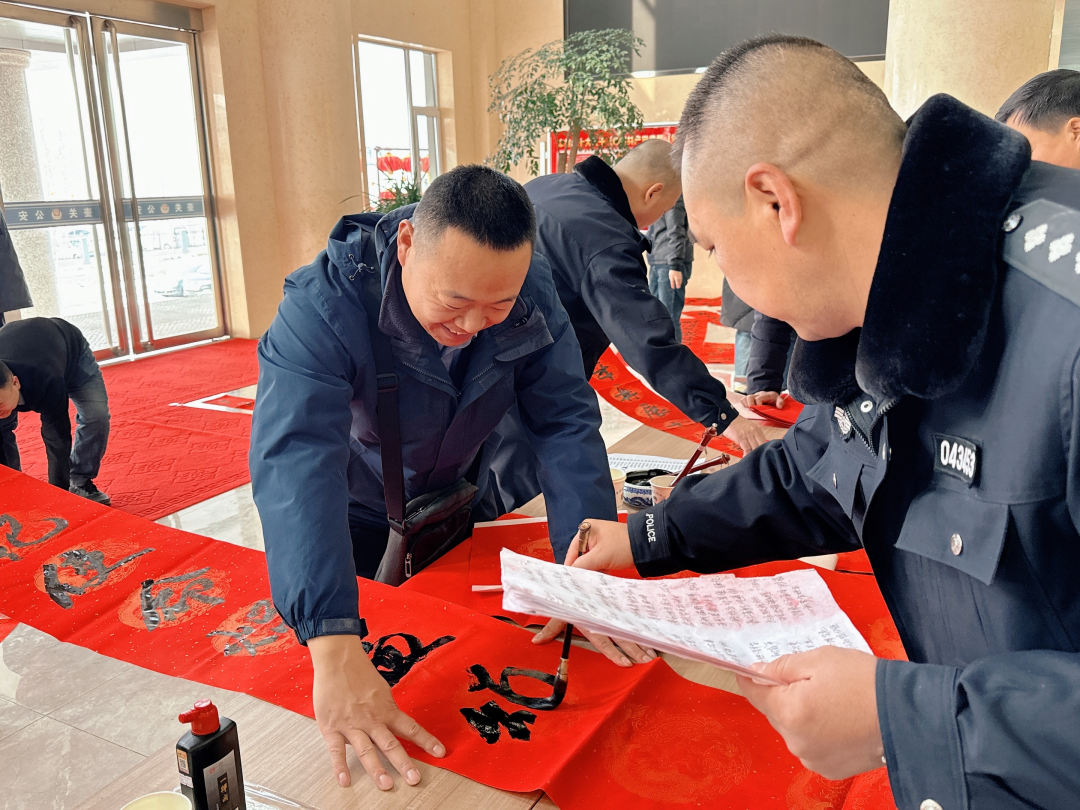 长治壶关县公安局开展“迎新春  写春联  送祝福”警营文化活动