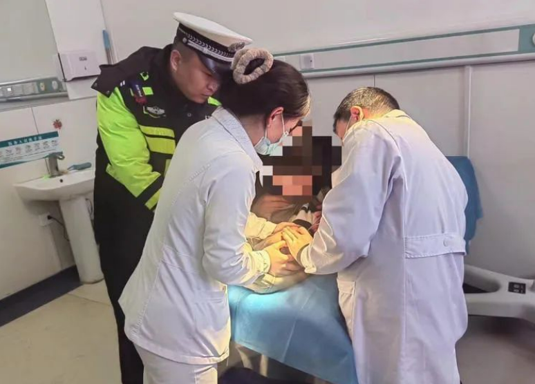 长治：儿童异物卡喉  民警护送就医