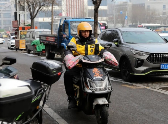 【春节我在岗】送餐路上不停步  传递城市温情