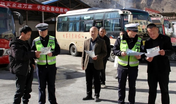 临汾公安交警走进汽车客运站开展交通安全警示宣传教育与安全大检查