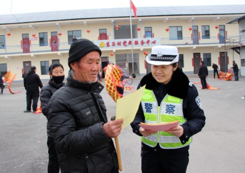 长治武乡交警开展“元宵节”前交通安全主题宣传活动