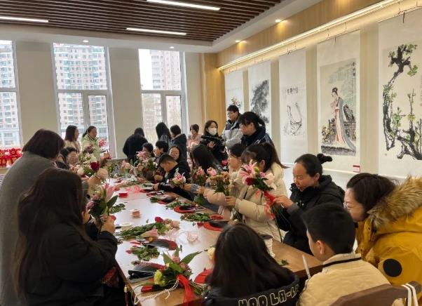 太原娄烦县文化馆“花漾新春 · 福到我家”鲜花花扇手工制作活动圆满结束