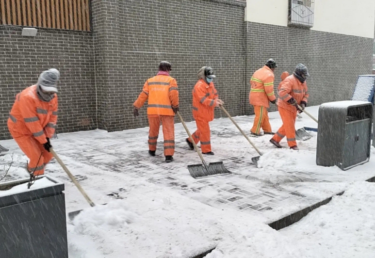太原市杏花岭区：扫雪除冰保畅通  瑞雪更映环卫橙