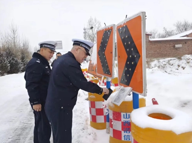 长治沁县交警全力应对雨雪天气确保道路安全畅通