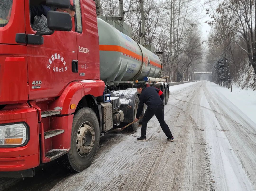 长治黎城：车辆“按冰不动”  民警一锹一铲保畅通