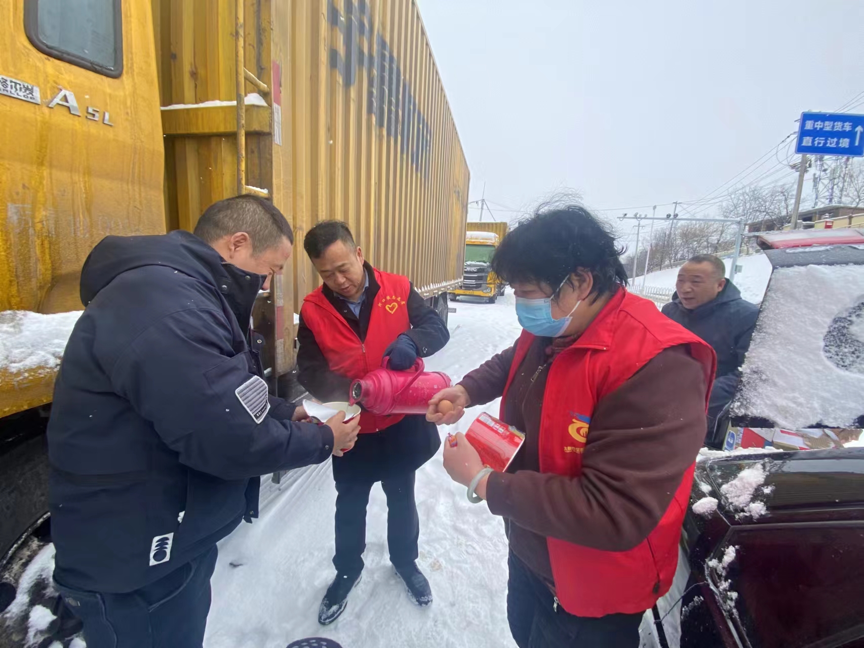 雪地送关怀，情暖高速口——太原古交市河口镇慰问高速口滞留司乘人员