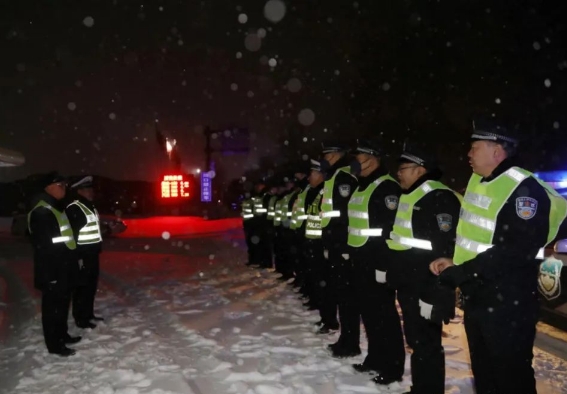 点赞风雪中的温情守护者