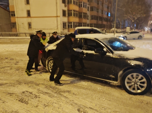 太原城管化身“推车侠”雪天助困显真情