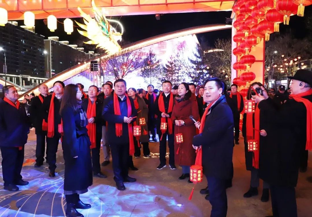 太原娄烦县四大班子领导与群众赏灯观展   共绘新愿景
