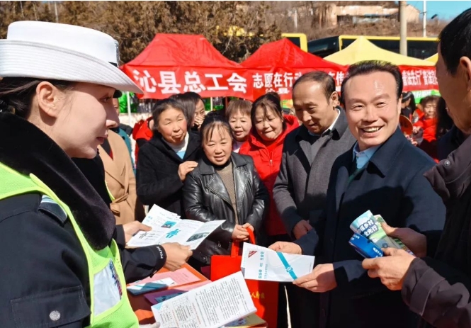 三月春“锋”暖  交警送平安——长治沁县交警积极参加学雷锋暨“文明实践  我是行