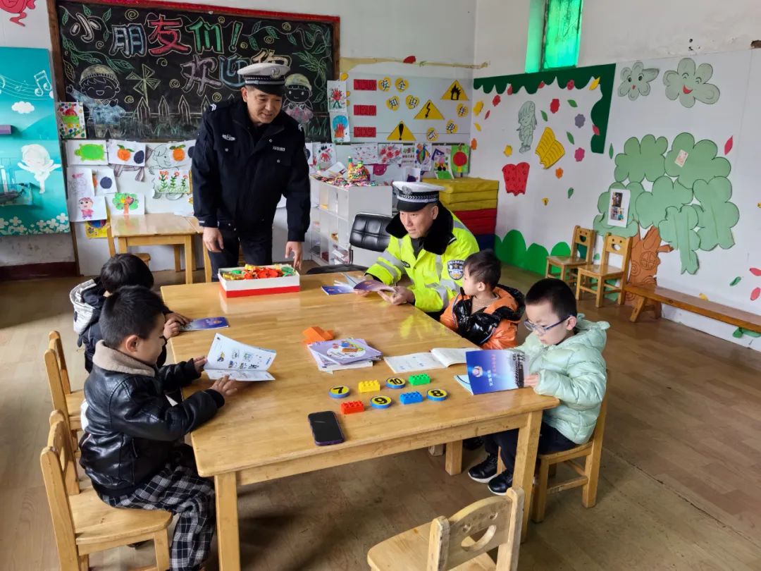 山西灵石：交通安全不放松 交警宣传不止步！