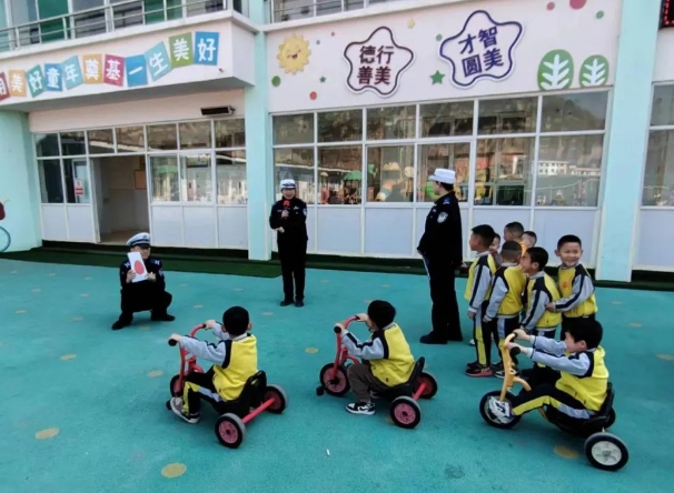 临汾公安交警走进辖区幼儿园开展春季交通安全宣传主题活动