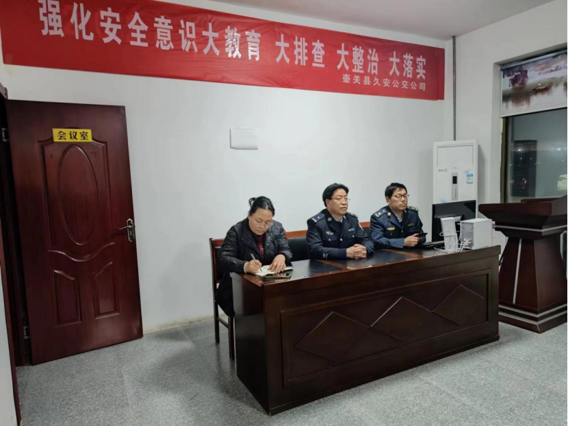 长治壶关交警联合县交通局深入公交公司开展交通安全讲座