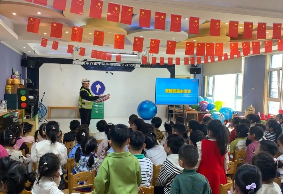 临汾公安交警走进辖区幼儿园开展春季交通安全宣传教育活动，让交通安全驻童心