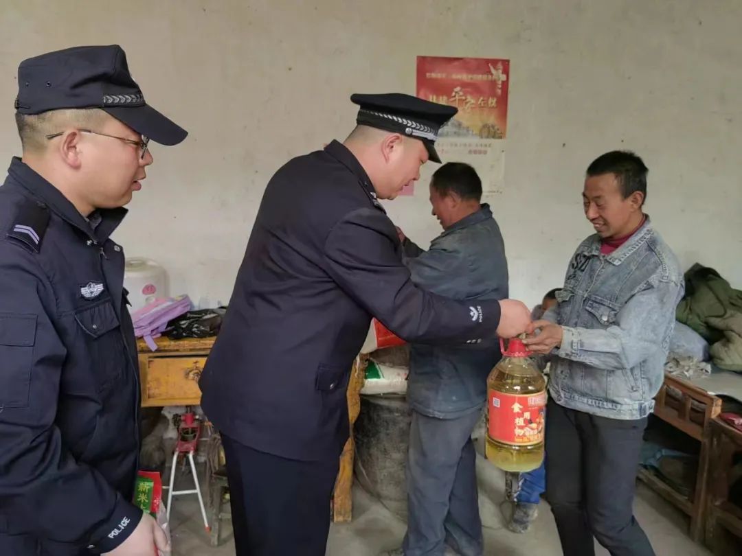 山西左权县公安局羊角派出所深入后岭村用爱心传递温暖与希望
