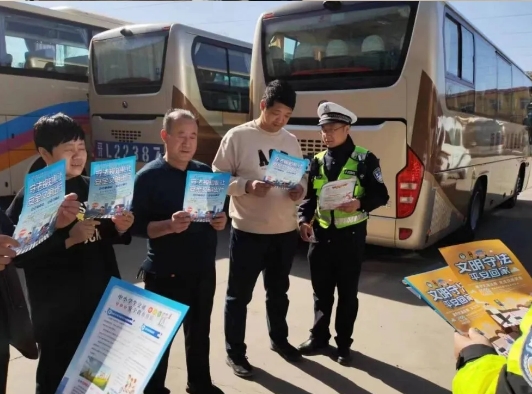 临汾公安交警走进辖区企业开展春季交通安全宣传活动