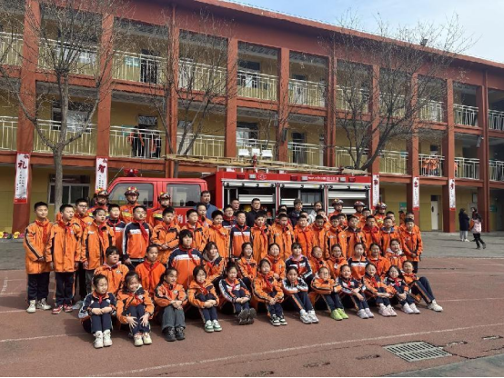 太原万柏林区神堂沟街道消防所走进区实验小学开展疏散逃生大演练暨消防宣传活动