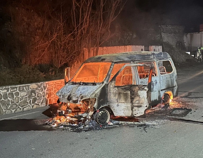 面包车突然起火  长治壶关公安紧急救援