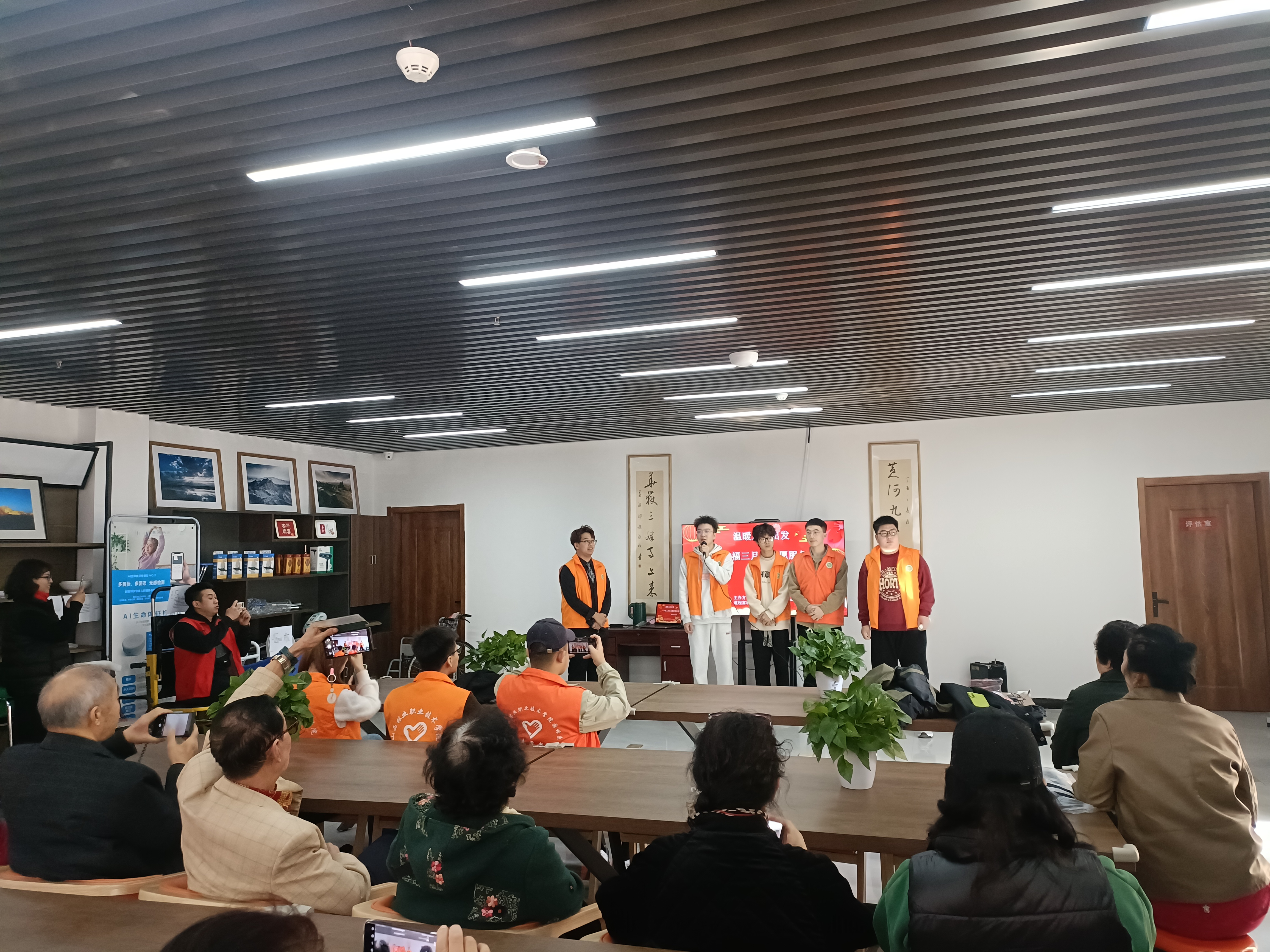 太原杏花岭区巨轮街道：阳春三月学雷锋  养老中心欢乐多