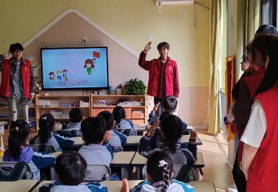 太原万柏林区晋祠路社区开展“暖春三月学雷锋  团员志愿展风采”活动