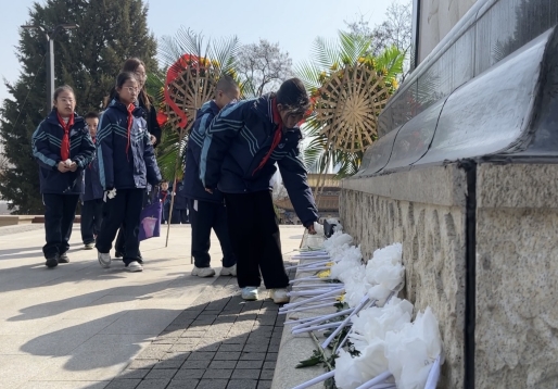 太原马蹄莲第二小学开展“缅怀革命先烈  传承革命精神”清明祭扫活动