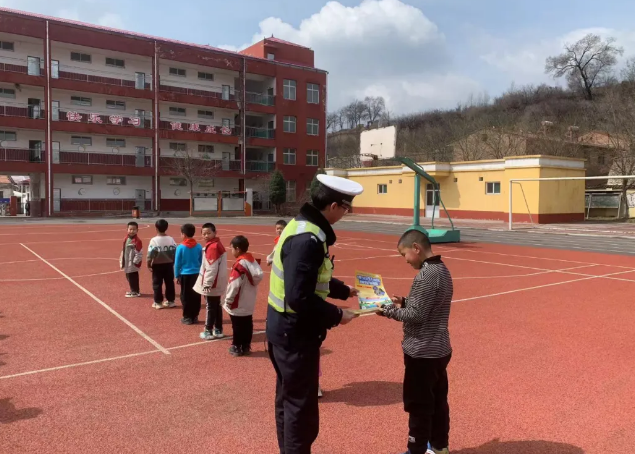 临汾公安交警走进辖区校园开展交通安全宣传教育活动  让文明出行驻心间